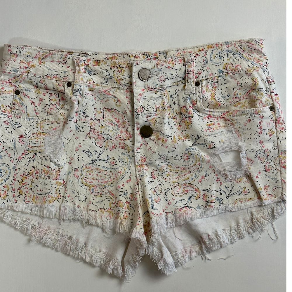 Billa Bong Women's Ripped Cutoff Shorts‎ 26